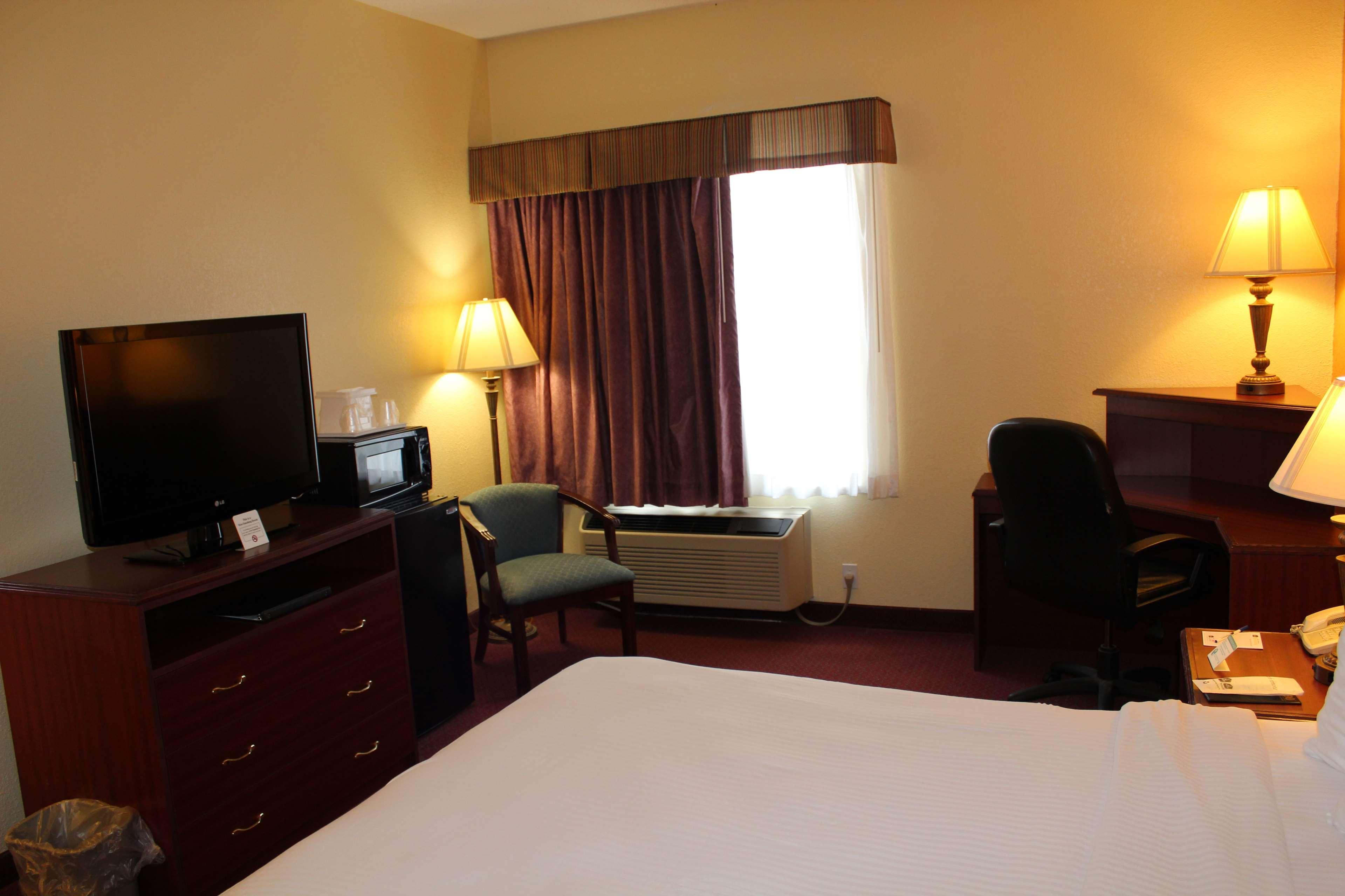 Best Western B R Guest Зейнсвил Екстериор снимка